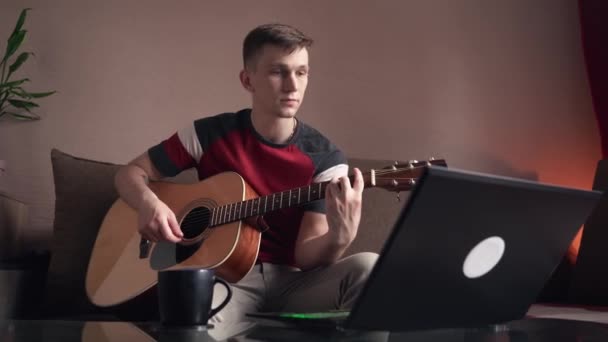 남자가 인터넷에서 어쿠스틱 기타를 연주하는 배우다 — 비디오