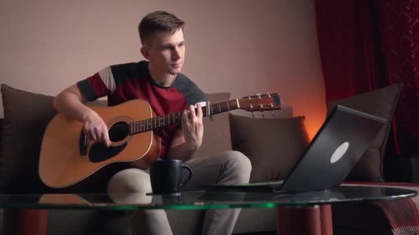 젊은이가 기타아 연주법을 배우고 온라인 — 비디오