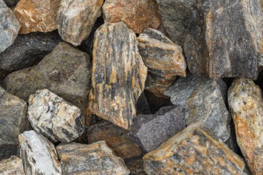 Ağaç kabuğunu taklit eden dekoratif taş parçaları.