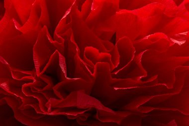 Kırmızı krep kağıdından yapılan dalgalı soyut doku.