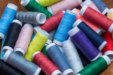 Renkli dikiş ipliklerinden oluşan tam çerçeve.