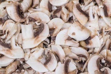 Arkaplan dokusu olarak doğranmış beyaz mantarların yakın plan görüntüsü.