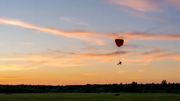 Bellissimo Tramonto Panoramico Con Silhouette Pilota Parapendio Motorizzato Sul Cielo — Foto Stock