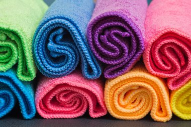 Renkli rulo yapılmış mikrofiber temizlik bezleri sıra sıra dizilmiş..