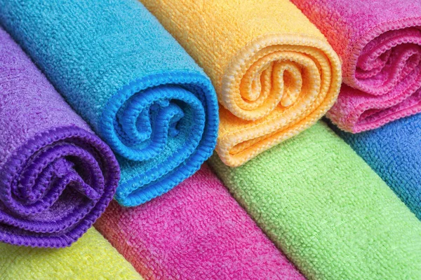 Çok renkli mikrofiber temizlik bezlerinin tam kare görüntüsü.