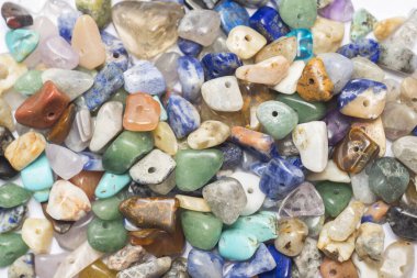 Çeşitli taş boncuklar. Renkli karışık mineral ölçekli, tam kare..