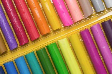 Çocukların yaratıcılığı ve duyusal gelişimi için kil modellemenin çeşitli renkleri. Silindir şekilli plastik..