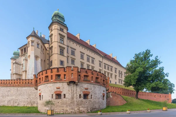 2021年7月4日 波兰克拉科夫 西吉斯蒙德三世瓦萨塔的瓦维尔皇家城堡和晨光中的防御城墙 — 图库照片