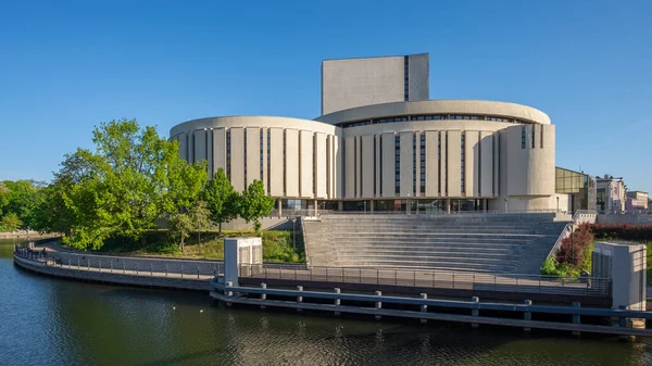 Bydgoszcz, Kujawy-Pomerania Eyaleti, Polonya - 15 Mayıs 2022: Brda Nehri 'nin pitoresk kıvrımında yer alan Opera Nova binası. Modern müzikal tiyatro Sydney Opera Binası 'na kıyasla