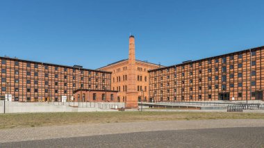 Bydgoszcz, Kujawy-Pomerania Eyaleti, Polonya - 15 Mayıs 2022: Eski Rother Mills binası özellikli tuğla ve Mill Adası 'ndaki yarım keresteli yapı