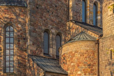 Leczyca yakınlarında, Lodz Eyaleti, Polonya - 2 Mayıs 2022: Tum 'daki Romanesk Kolej Kilisesi' nin mimari detayları