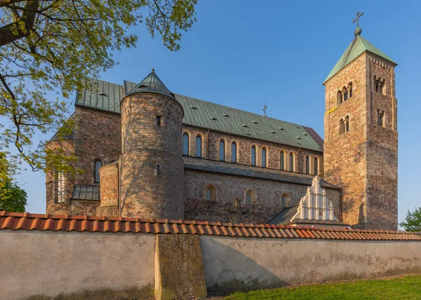 Leczyca yakınlarında, Lodz Eyaleti, Polonya - 2 Mayıs 2022: Romanesk mimari tarzında üç naf odaklı bir kilise