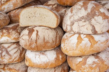 Yuvarlak somunlar ev yapımı un tozlu ekmek.