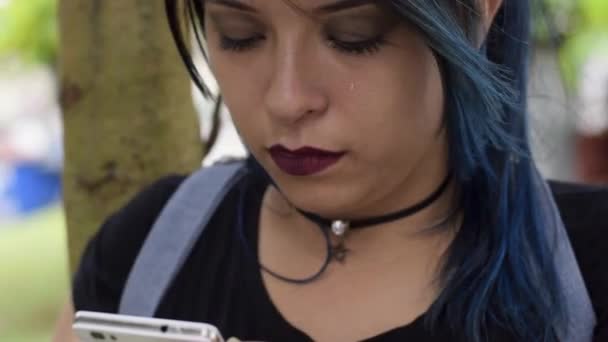 Primer Plano Joven Latina Mirando Teléfono Celular Mientras Derramaba Una — Vídeo de stock