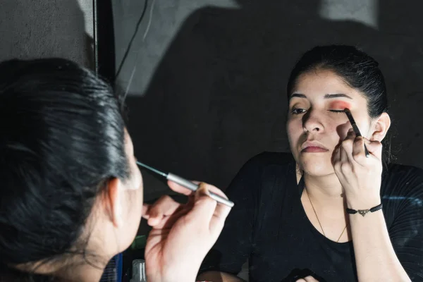 Bela Mulher Latina Frente Espelho Aplicando Sombra Olhos Vermelhos Com — Fotografia de Stock