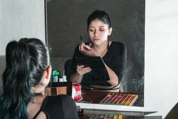 Bela Mulher Latina Frente Espelho Segurando Espelho Sua Paleta Sombra — Fotografia de Stock