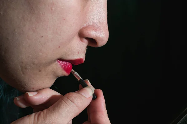 Bela Mulher Latina Usando Pincel Para Pintar Lábios Vermelhos Detalhe — Fotografia de Stock
