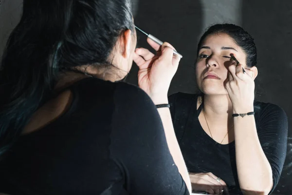 Bela Mulher Latina Frente Espelho Iniciando Processo Aplicação Sua Sombra — Fotografia de Stock