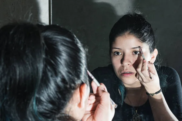 Красивая Латиноамериканка Накрашивающая Брови Перед Зеркалом Концентрированная Девушка Открытым Ртом — стоковое фото
