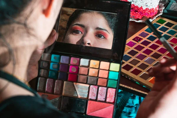 Mulher Latina Bonita Olhando Espelho Sua Paleta Sombra Olhos Com — Fotografia de Stock