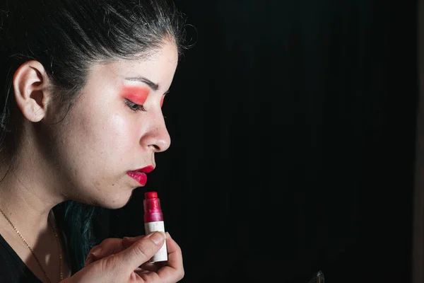 Красивая Латиноамериканка Помощью Кисти Раскрашивает Губы Красный Цвет Девушка Красными — стоковое фото