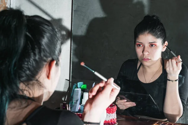 Bela Mulher Latina Frente Sua Mesa Vestir Com Olhar Fixo — Fotografia de Stock