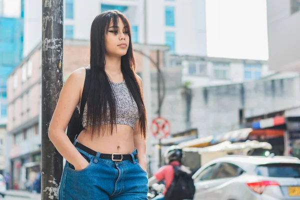 Schöne Latina Mädchen Mit Brauner Haut Steht Auf Der Straße — Stockfoto