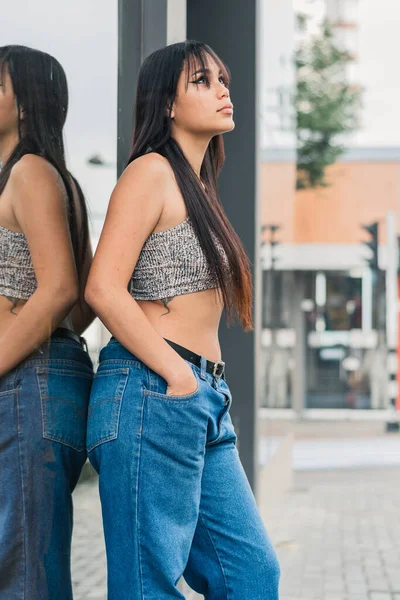 Belle Femme Latina Brune Debout Côté Miroir Dans Rue Ville — Photo