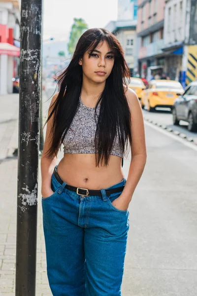 Schöne Latina Mädchen Mit Brauner Haut Posiert Sehr Ernst Für — Stockfoto