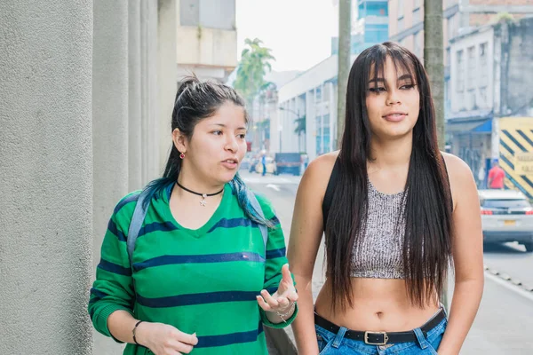 Two Beautiful Latina Women Friends One Caucasian Girl Other Brown — Stock Photo, Image