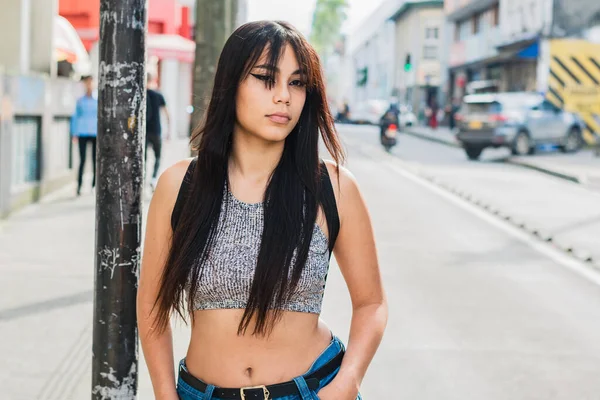Schöne Braunhäutige Latina Mädchen Die Die Straße Hinuntergeht Mit Ihren — Stockfoto