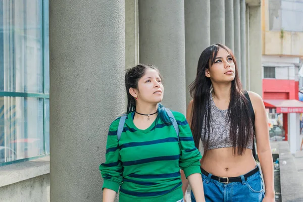 Zwei Schöne Latina Mädchen Kaukasisch Und Brünett Die Sehr Glücklich — Stockfoto