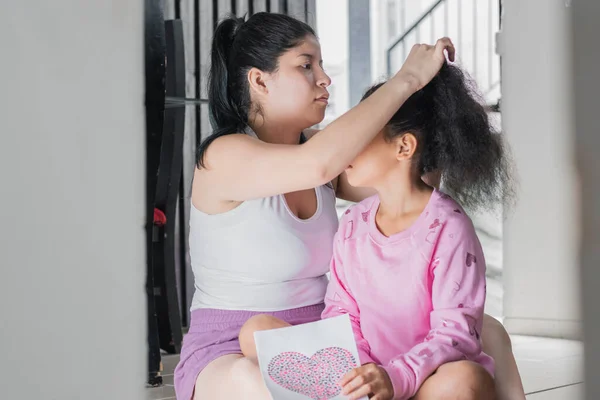 Hermosa Madre Latina Con Hija Morena Peinándose Pelo Haciendo Una — Foto de Stock
