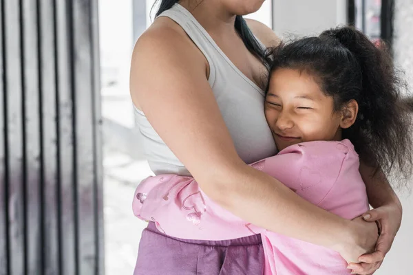 Hermosa Tierna Chica Piel Morena Latina Abrazando Madre Con Una — Foto de Stock