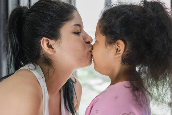 Hermosa Mujer Latina Besando Nariz Pequeña Hija Morena Mientras Mira — Foto de Stock