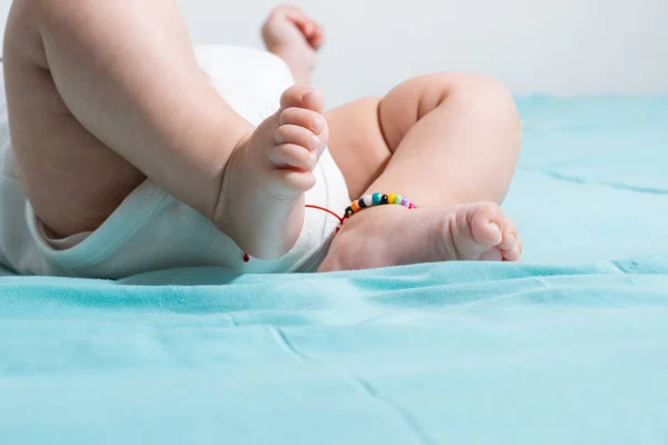 Egy Kéthónapos Csecsemő Gyönyörű Lágy Lábai Kék Lepedővel Ágyon Fekszik — Stock Fotó