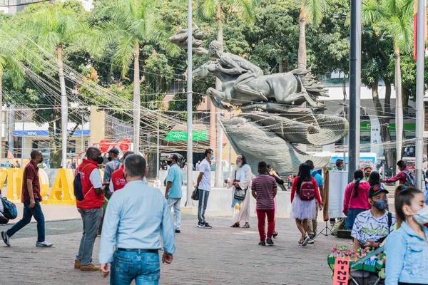 Statue Des Befreiers Simon Bolivar Inmitten Von Menschen Der Stadt — Stockfoto