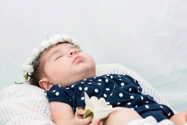 Baby Sleeping Her Back Very Soundly While Holding White Rose — Foto Stock