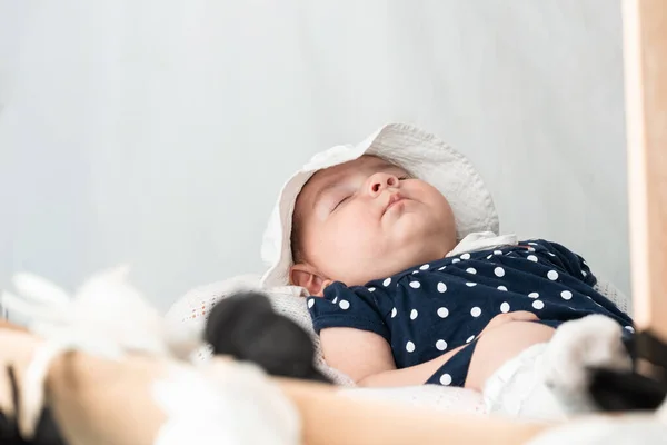 Gyönyörű Négy Hónapos Latin Kislány Békésen Alszik Szobájában Felhúzott Arccal — Stock Fotó