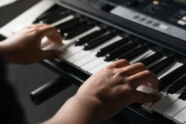 Άνθρωπος Που Παίζει Synthesizer Στο Σπίτι Λαμβάνοντας Εικονικά Μαθήματα Παίζοντας — Φωτογραφία Αρχείου