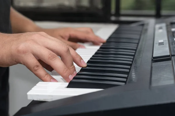 Mladý Latinský Muž Hrající Noty Klavír Syntezátoru Chlapec Cvičící Vysoké — Stock fotografie
