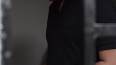 Genç kahverengi Latin bir adamın evde sentezleyici çalarkenki yakın çekimi. Çocuk odasında piyano dersleri alıyor ve sakince yeni melodiler besteliyor. sanatsal müzik konsepti.