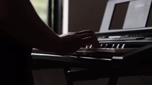 Mörk Scen Där Ung Man Övar Sina Pianolektioner Hemma Pojke — Stockvideo