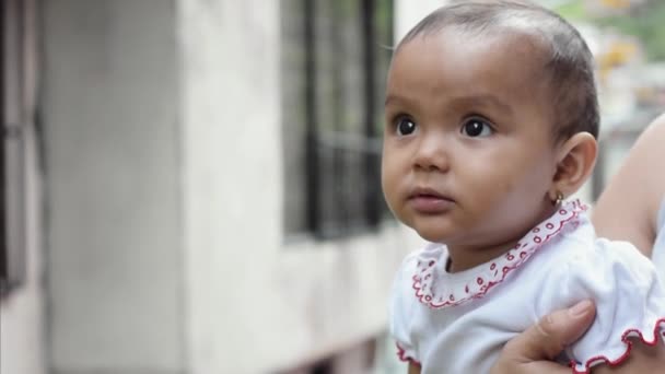 Latim Lindo Bebê Com Pele Marrom Fora Sua Casa Com — Vídeo de Stock