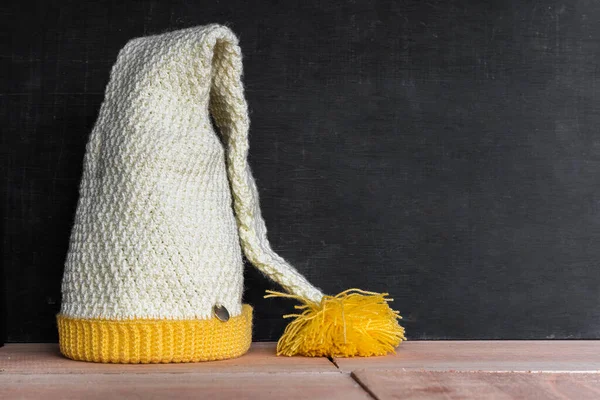 Sombrero Elfo Ganchillo Colocado Sobre Fondo Madera Negro Naranja Acabado — Foto de Stock