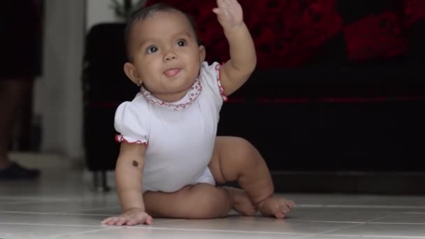 Güzel Kahverengi Tenli Latin Bir Bebek Elini Kaldırıyor Annesinin Dikkatini — Stok video