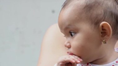 Güzel kahverengi tenli Latin bir kız çocuğu, endişeli bir yüzü ve ağzında bir eliyle, annesi tarafından sokakta yürürken sağ tarafına bakıyor. Özgürlük kavramı