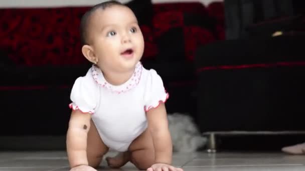 Oturma Odasının Zemininde Kahverengi Tenli Güzel Bir Latin Bebek Gülümserken — Stok video