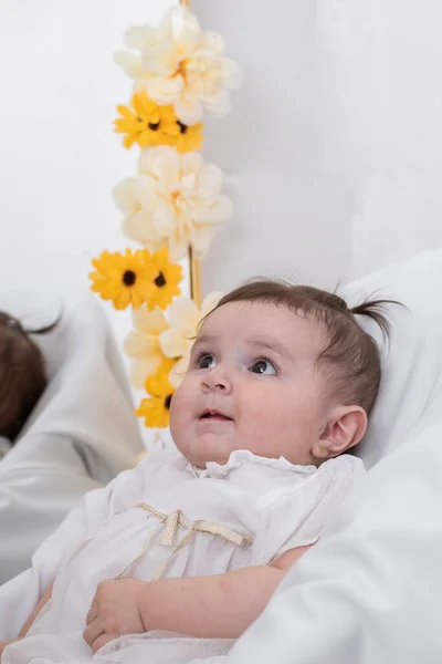 Beautiful Latin Baby Girl Very Happy Looking Her Mother Lying — Foto Stock