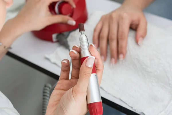 Detail Manicurist Hand Holding Electric Nail Buffer Ideal Sanding Polishing — ストック写真